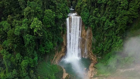 Pesona Air Terjun Hutan dengan Aliran Air yang Menyegarkan Jiwa