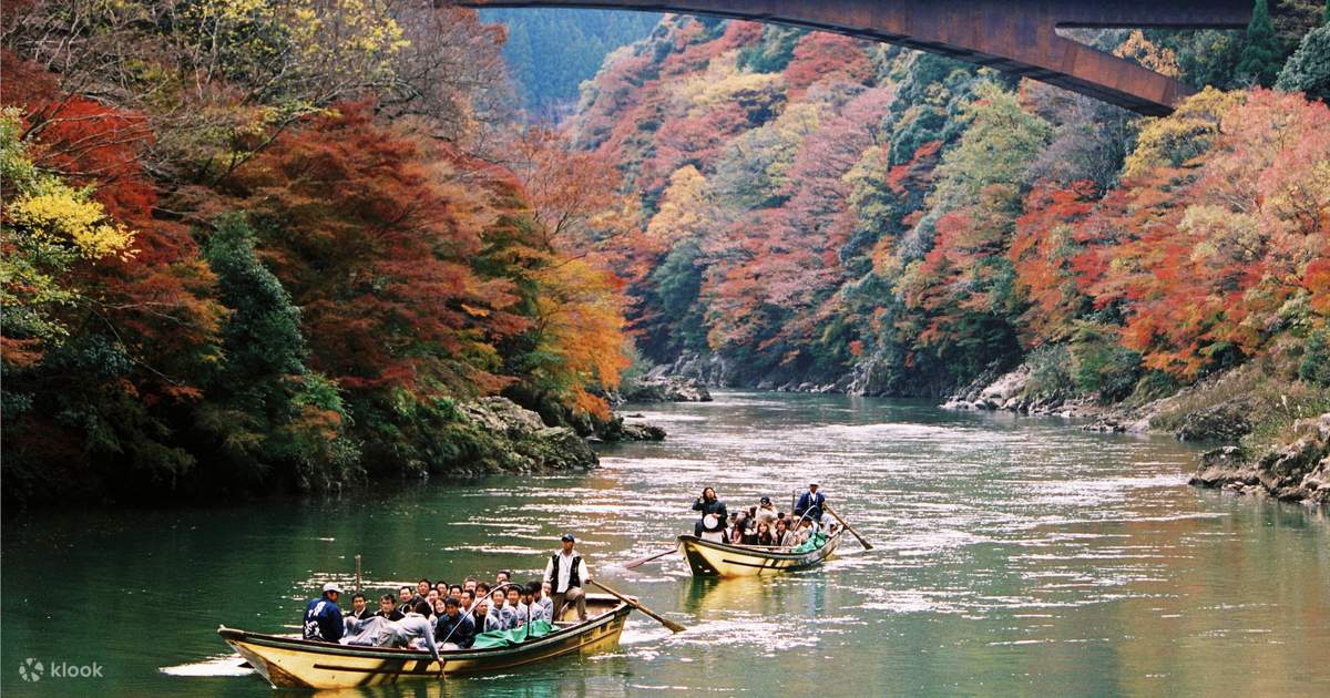 Menyusuri Sungai Alam dengan Perahu Tradisional yang Indah